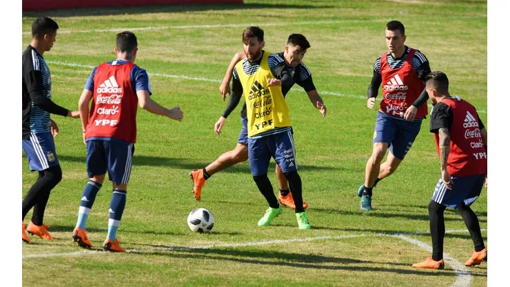 NO SE LA PUEDEN PASAR. Lionel Messi durante el entrenamiento de la Selección Argentina en el Ducó (Foto: Getty).