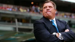 Como entrenador de la selección logró 19 triunfos, 11 empates y 7 derrotas