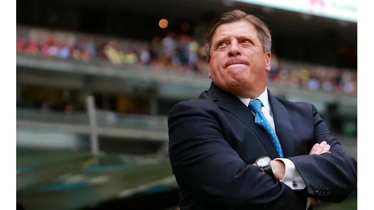 Como entrenador de la selección logró 19 triunfos, 11 empates y 7 derrotas