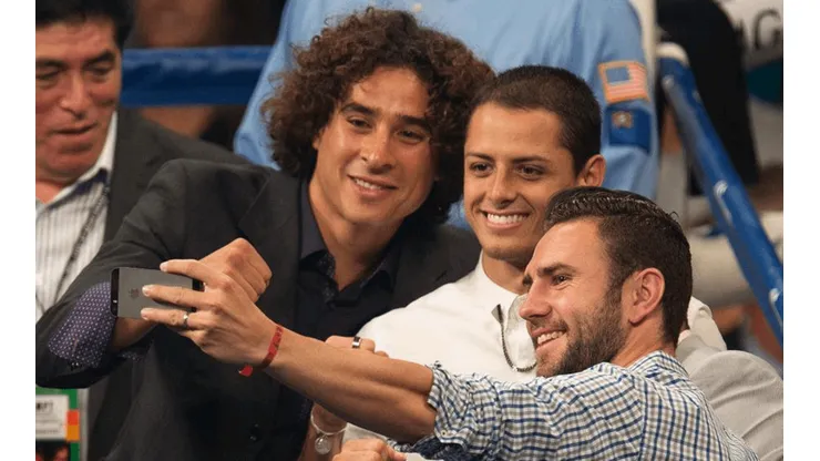 FELICIDADES, CUMPLEAÑERO. Guillermo Ochoa saludó a Javier Hernández por su cumpleaños.