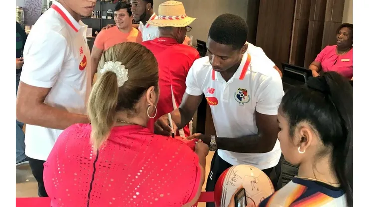 La delegación canaleña tuvo una despedida emotiva con su afición