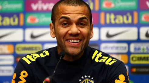 RISAS EN CONFERENCIA DE PRENSA. Dani Alves antes del amistoso contra Inglaterra el año pasado (Foto: Getty).