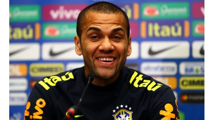 RISAS EN CONFERENCIA DE PRENSA. Dani Alves antes del amistoso contra Inglaterra el año pasado (Foto: Getty).