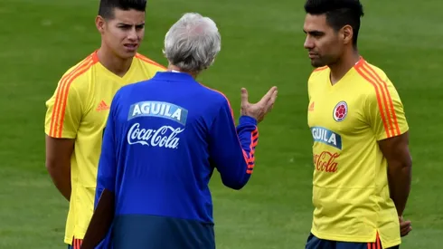 José Pékerman conversa con James Rodríguez y Radamel Falcao, quienes están llamados a ser protagonistas.