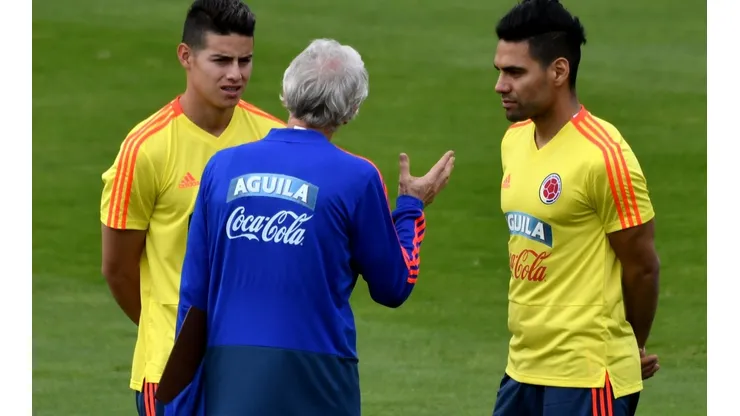 José Pékerman conversa con James Rodríguez y Radamel Falcao, quienes están llamados a ser protagonistas.
