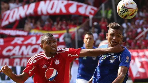 Peñaranda lucha por quedarse con la pelota ante Millonarios