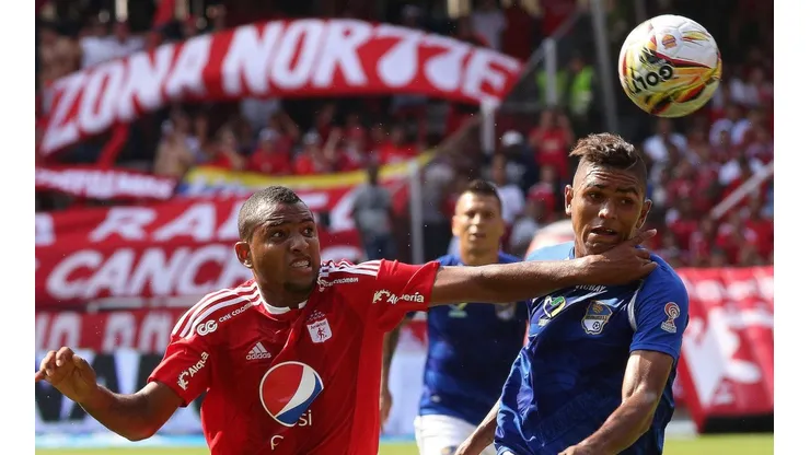 Peñaranda lucha por quedarse con la pelota ante Millonarios