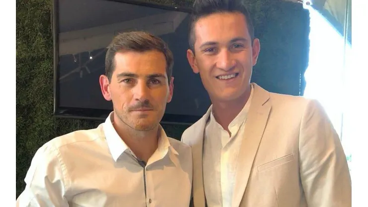 El portero posó junto a su compañero Raúl Gudiño en el Porto de Portugal