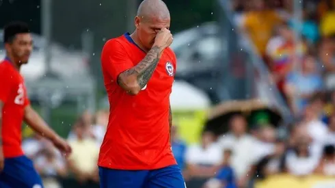 OTRA MALA. Nicolás Castillo se fue expulsado en el amistoso de Chile contra Rumania.