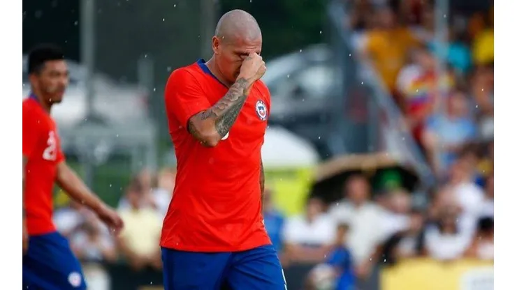 OTRA MALA. Nicolás Castillo se fue expulsado en el amistoso de Chile contra Rumania.
