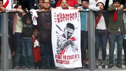 SIEMPRE CON ÉL. Una de las tantas banderas que es vio en el amistoso de Perú contra Escocia (Foto: Getty).