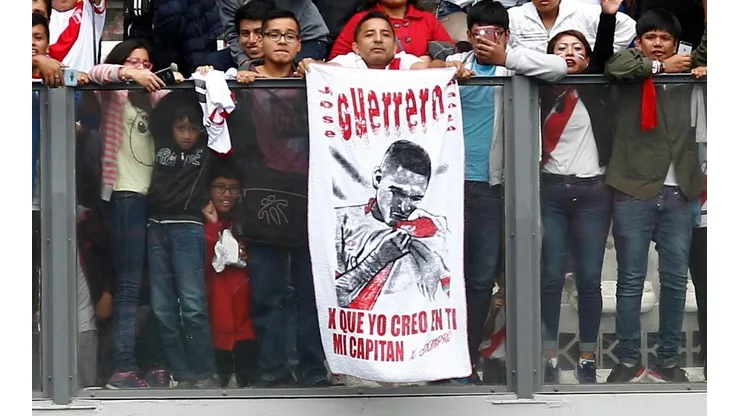 SIEMPRE CON ÉL. Una de las tantas banderas que es vio en el amistoso de Perú contra Escocia (Foto: Getty).