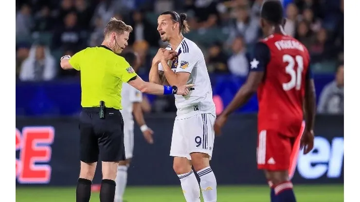 Zlatan regresó tras su suspensión con una extraordinaria actuación