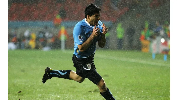 AMOR POR LA CELESTE. Luis Suárez celebra en Sudáfrica 2010 con la Selección de Uruguay (Foto: Getty).