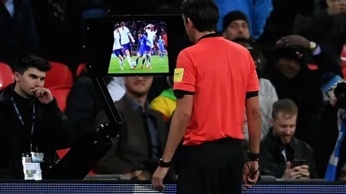 Un árbitro repasando una jugada con el VAR