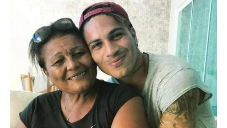 Foto de Paolo Guerrero con su madre