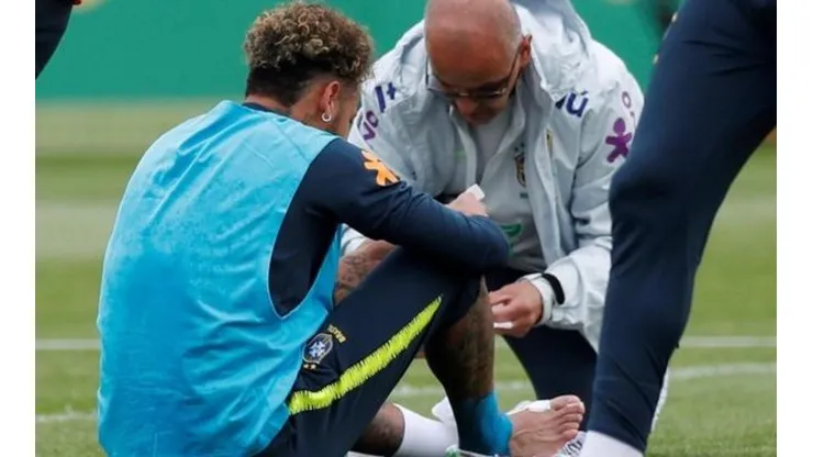 TODAVÍA CON DOLOR. Neymar en el entrenamiento de Brasil de este miércoles.