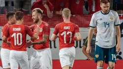 LAS DOS CARAS. Los jugadores de Austria celebran ante la frustración de Granat.