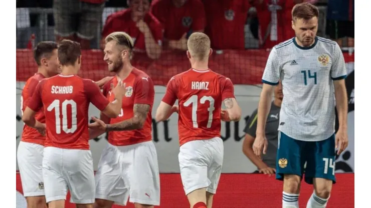 LAS DOS CARAS. Los jugadores de Austria celebran ante la frustración de Granat.