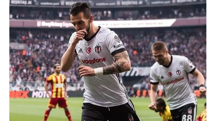Álvaro Negredo celebrando un gol por Besiktas
