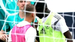 CARA A CARA. Kimmich y Rüdiger chocan cabezas en el entrenamiento de Alemania.
