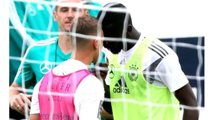 CARA A CARA. Kimmich y Rüdiger chocan cabezas en el entrenamiento de Alemania.