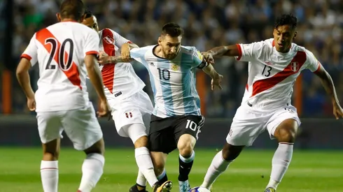 NO PUEDEN CON ÉL. Messi escapa de la marca de Perú en el último cruce por Eliminatorias (Foto: Getty).