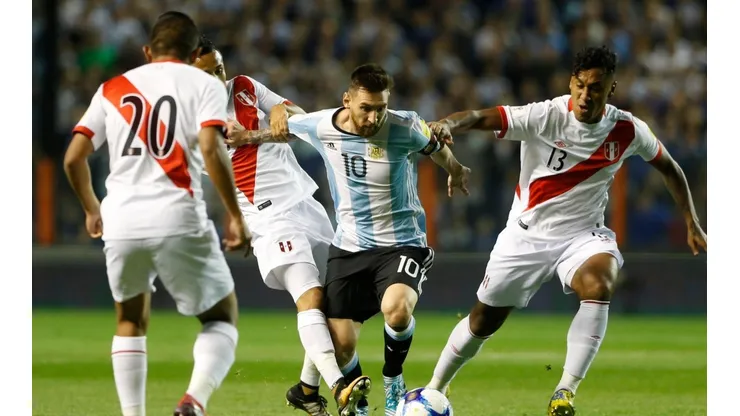 NO PUEDEN CON ÉL. Messi escapa de la marca de Perú en el último cruce por Eliminatorias (Foto: Getty).