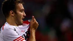 Pezzella besando el escudo de River