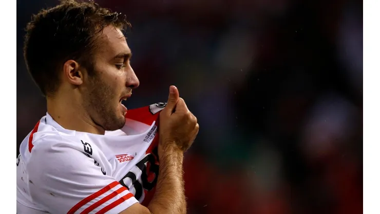 Pezzella besando el escudo de River