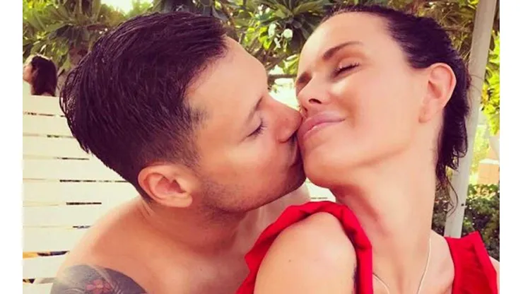 Mauro Zárate subió una foto con su mujer, pero todos miraron su pantalón