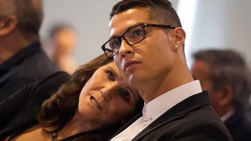 Ronaldo con su madre en la renovación de su contrato con el Madrid