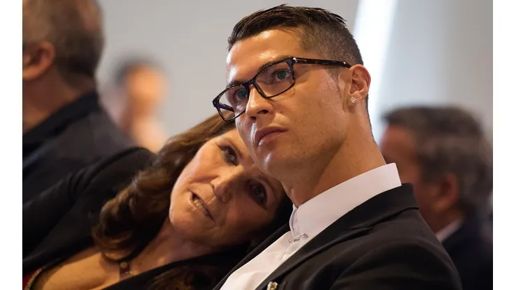 Ronaldo con su madre en la renovación de su contrato con el Madrid