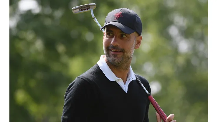 Guardiola jugando al golf en Italia