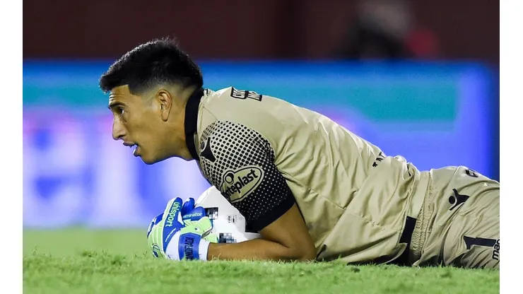 Andrada atajando para Lanús en la Superliga