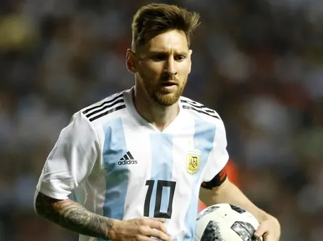 ¿Messi le hizo cuernitos al césped de la Bombonera?
