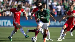 DISPUTA. Los británicos no estarán en la Copa del Mundo pero igual dieron pelea. (Foto: Mexsport).