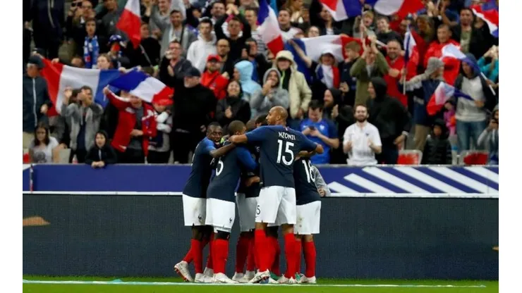 FLAMEAN BANDERAS. Francia pasó por encima a Irlanda con un "Equipo B"