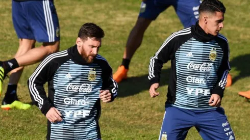 ¡KICHAN DETENIDO! Pavón protagonizó un divertido momento en la práctica de Argentina.