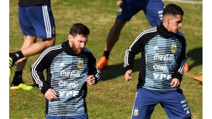 ¡KICHAN DETENIDO! Pavón protagonizó un divertido momento en la práctica de Argentina.