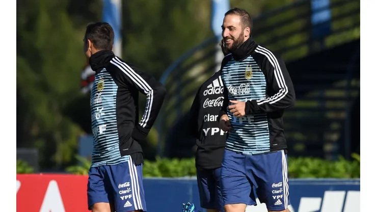 Higuaín sonríe durante el entrenamiento de la Selección Argentina.