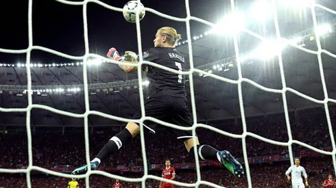 Loris Karius en el momento del segundo blooper de la jornada.