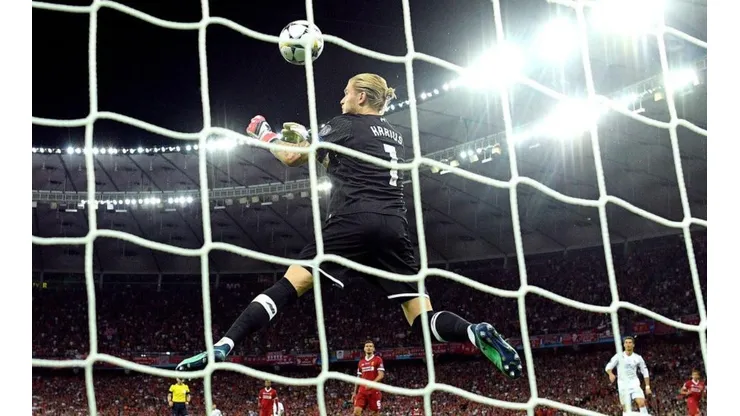 Loris Karius en el momento del segundo blooper de la jornada.