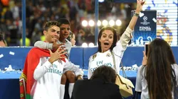 LA FAMILIA. Cristiano Ronaldo junto con su novia y su hija en la final de la Champions League (Foto: Getty).