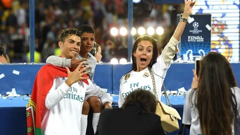 LA FAMILIA. Cristiano Ronaldo junto con su novia y su hija en la final de la Champions League (Foto: Getty).