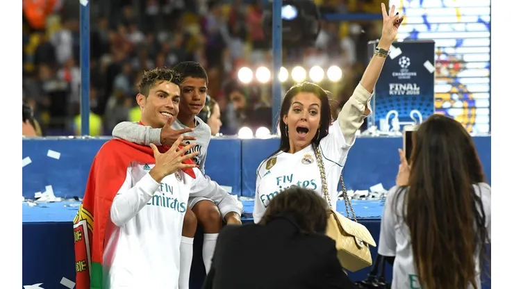 LA FAMILIA. Cristiano Ronaldo junto con su novia y su hija en la final de la Champions League (Foto: Getty).