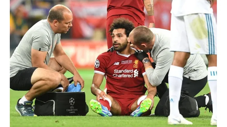 Mohamed Salah, tendido en el suelo de Kiev.