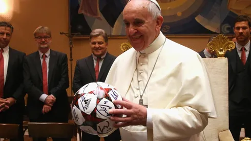 AMANTE DEL FÚTBOL. El Papa Francisco con el balón de la Champions League durante la visita del Bayern (Foto: Getty).