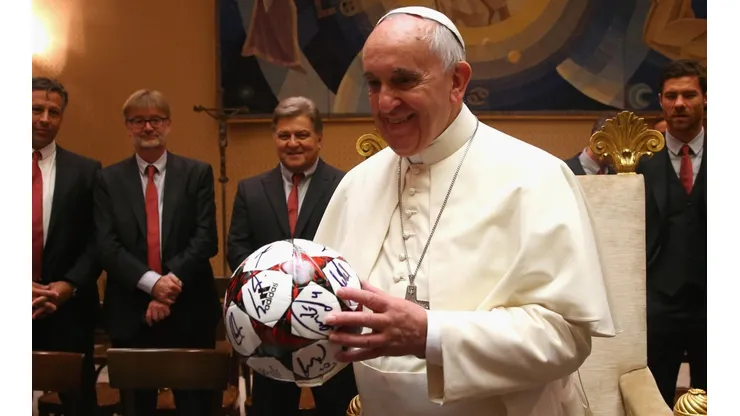 AMANTE DEL FÚTBOL. El Papa Francisco con el balón de la Champions League durante la visita del Bayern (Foto: Getty).