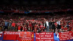 LOCURA. Los hinchas del Liverpool se rompen las gargantas con su histórico canto.